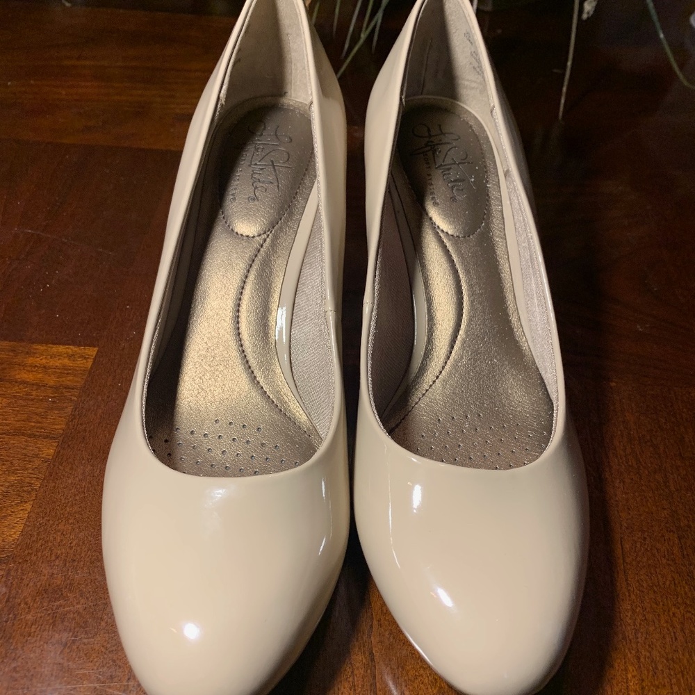 Life Stride Tan Heels